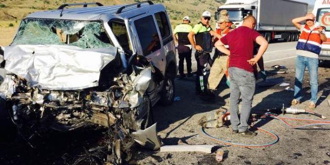 Erzincan’da Trafik Kazası: 4 Ölü, 5 Yaralı