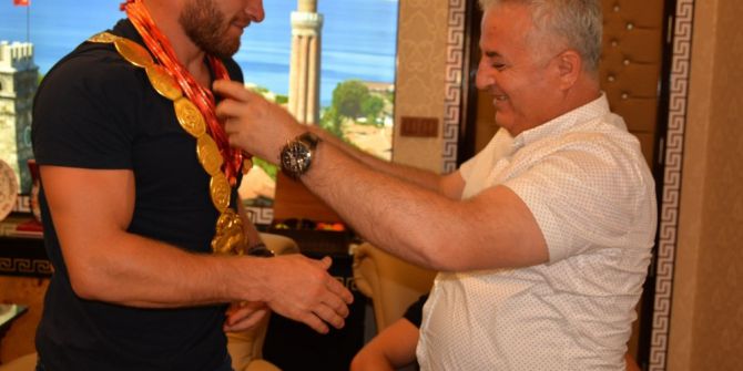 Başpehlivan Balaban’a Güreş Ağasından Cumhuriyet Altını