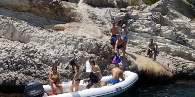 Maceracı Rus Turistleri Kayalıklarda Gören Telefona Sarılıyor