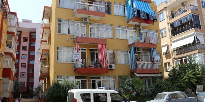 Darp Ettiği Eşini Eve Kilitleyip Gitti