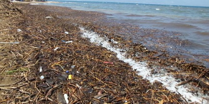 Burhaniye’de Selin Getirdiği Çöpler Denizi Kirletti