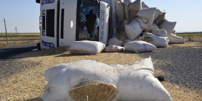 Saman Yüklü Kamyon Devrildi: 1’i Ağır 8 Yaralı