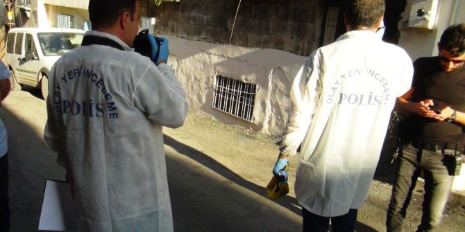 Gaziantep’te Polisin Baskın Yaptığı Evden 2 El Bombası Çıktı