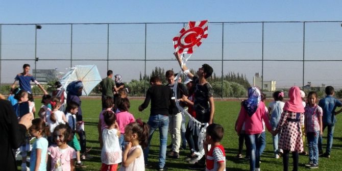 Türk Ve Suriyeli Çocuklar Uçurtma Şenliğinde Eğlendi