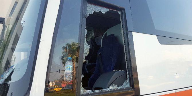 Yolda Şınav Çekerken Kendisini Uyaran Tur Otobüsünün Camlarını Kırdı