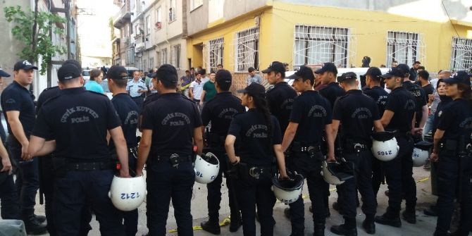 Bursa’da Uyuşturucu Sattığı İddia Edilen Aile İle Mahalleli Arasında Kavga: 3 Yaralı