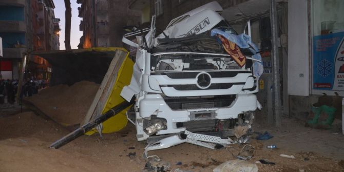 Yüksekova’da Kum Yüklü Kamyon Devrildi