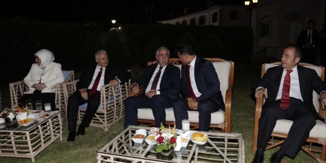 Kktc Cumhurbaşkanı Akıncı, Eşi İle Resepsiyon Verdi