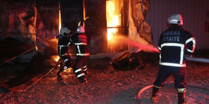 Adana’da Mobilya Atölyesi Alevlere Teslim Oldu
