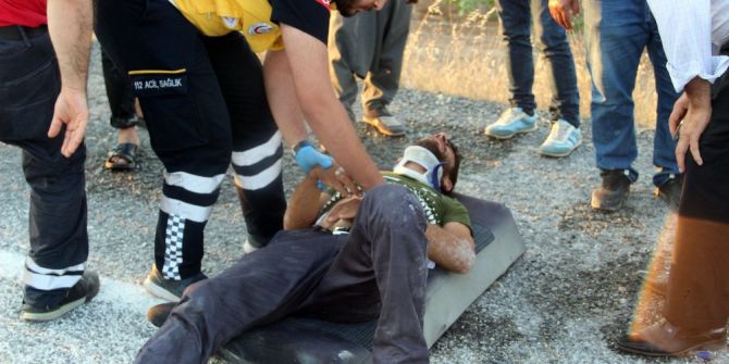 Otomobil Kum Yüklü Traktöre Çarptı: 4 Yaralı