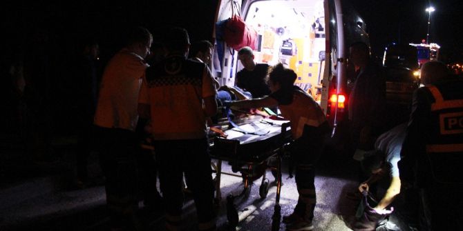 Otomobiller Kafa Kafaya Çarpıştı: 4 Yaralı