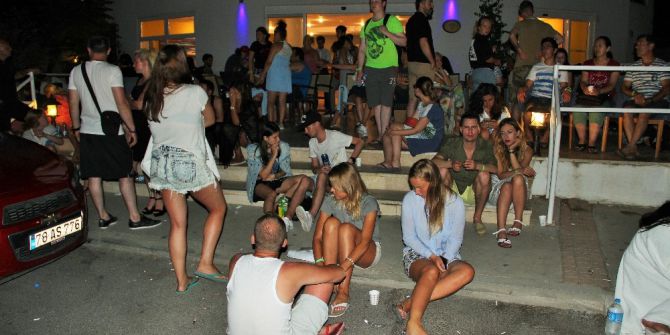 Bodrum’da Deniz Suyu Çekildi, Kıyıya Vuran Tekneler Parçalandı