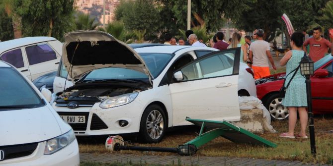 Tsunami Gibi Araçlar Sürüklendi