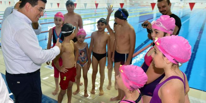 Kepez Yüzme Kurslarına Bin 500 Öğrenci Katıldı