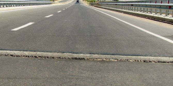 Karasu Köprüsündeki Çatlaklar Kazaya Davetiye Çıkarıyor