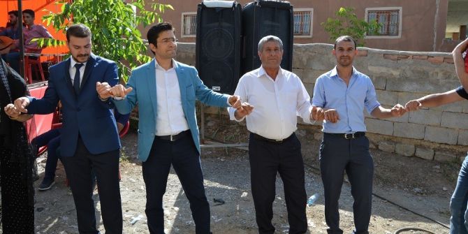 Kaymakam Öztürk, Genç Çiftin Düğününe Katılarak Halay Çekti