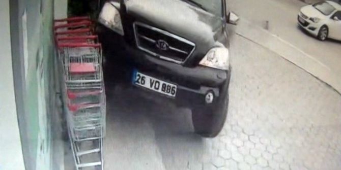 Kontrolden Çıkan Cip Markete Daldı