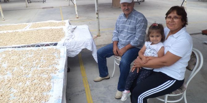 Tarhanacı Dede Ve Nineler Hem Torun Bakıyor Hem Tarhana Bekliyor