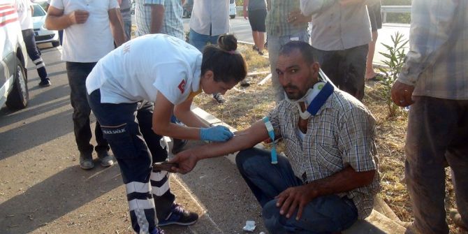 Tekeri Patlayan Kamyonet Bariyerlere Çarptı: 3 Yaralı