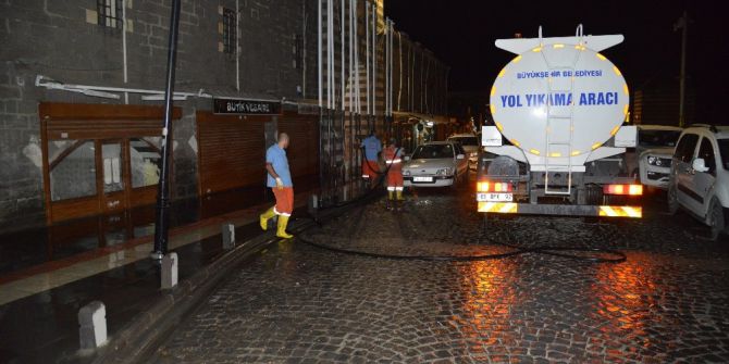 Büyükşehir Belediyesi, Tarihi İlçede Cadde Ve Kaldırımları Yıkıyor