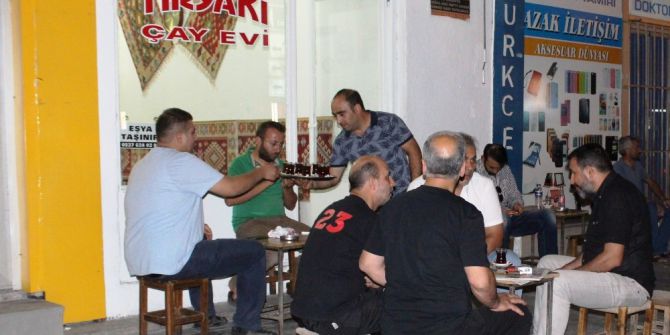 Vatandaş Çay Ocaklarında Yorgunluğunu Atıyor