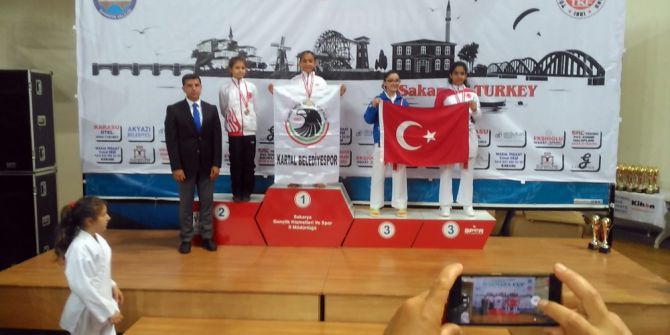 Kartallı Altın Kız Madalyaya Doymuyor