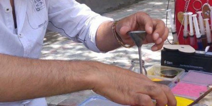 Suriyeli Sığınmacı Sanatıyla Geçimini Sağlıyor