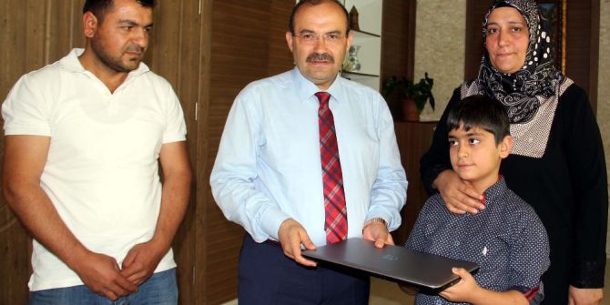 Bitlis Valisi Ustaoğlu’ndan Şehit Oğluna Bilgisayar