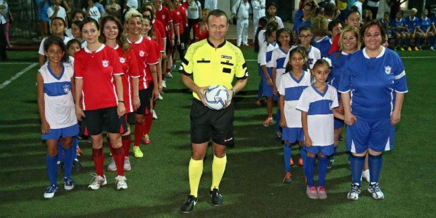 İzmir’in Kadınları Şampiyona Destek İçin Sahaya Çıktı