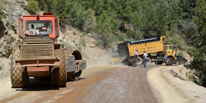 Büyükşehir Taşatan Yolunu Asfaltlıyor