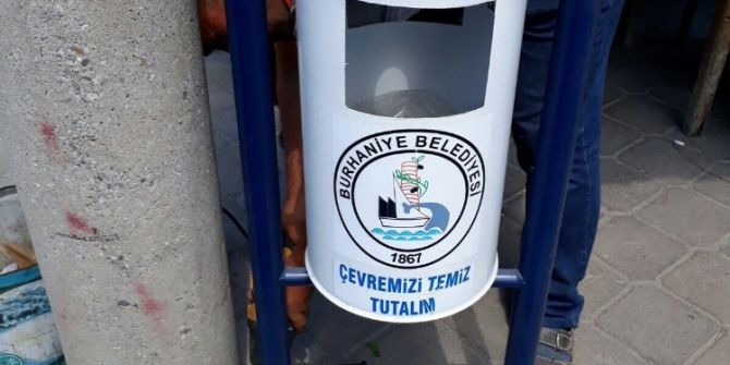 Burhaniye’ De Caddelere Yeni Çöp Kovaları Kondu