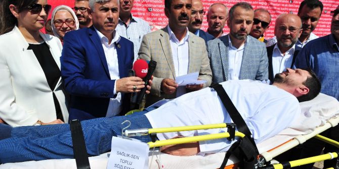 Sağlık Çalışanları Taleplerini Toplu Sözleşme Masasına Ambulans İle Gönderdi