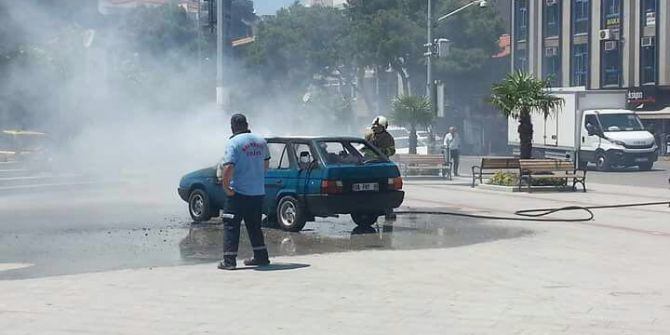 İlçe Meydanına Park Edilen Araç Alev Alev Yandı