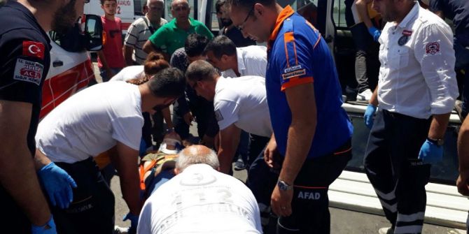 Minibüs İle Otomobil Çarpıştı: 12 Yaralı