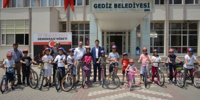 Gedizli Bisikletçilere Kask Hediye Edildi