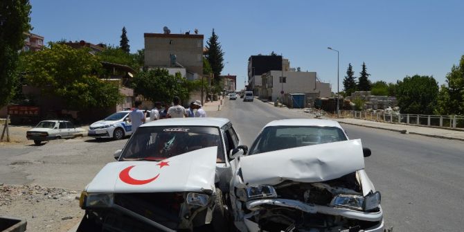 Besni’de 3 Otomobil Birbirine Girdi