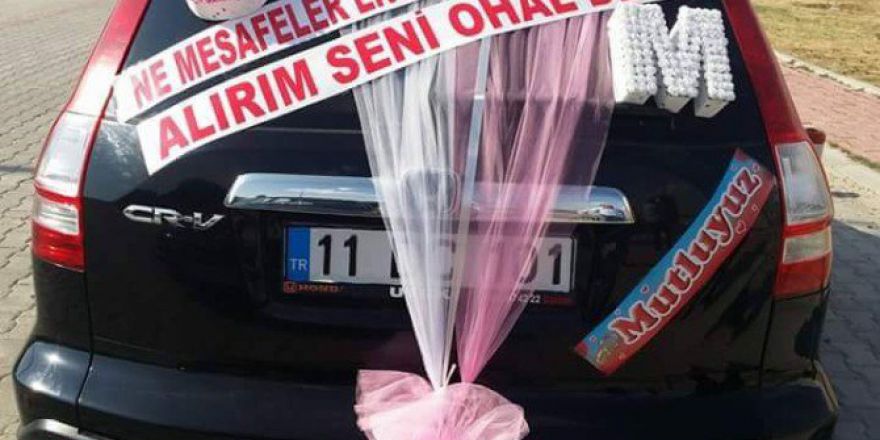 Gelin Arabasına Yazdırdıkları Yazı İlçede Gündem Oldu