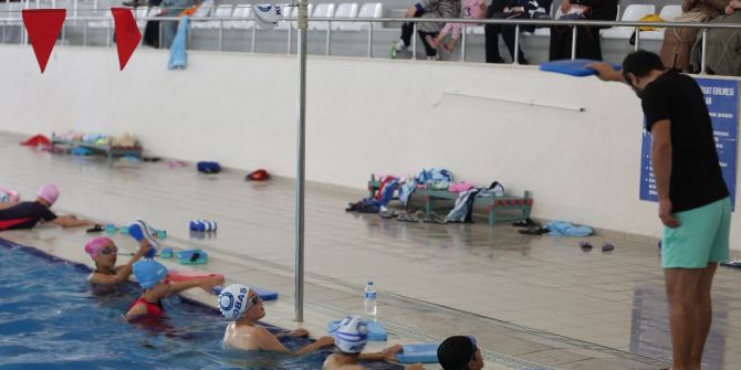 ‘Haydi Çocuklar Havuza’ Projesinde Yüzme Dersleri Başladı