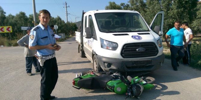 Motosiklet Sürücüsü Kız Kamyonetin Altında Kaldı