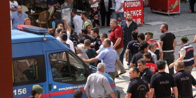 Askeri Darp Eden 10 Kişinin Adliyeye Sevkinde Jandarma Komutanının Kolu Çıktı