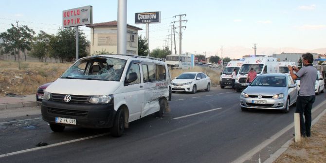 Minibüs İle Kamyonet Çarpıştı: 5 Yaralı