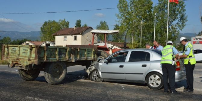 Tokat’ta Otomobil İle Traktör Çarpıştı: 5 Yaralı