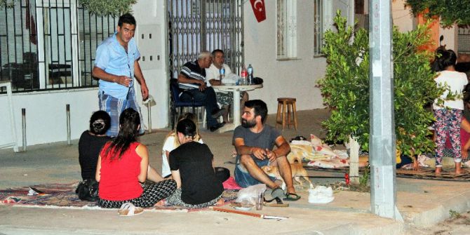 Artçı Sarsıntı Bodrumluları Sokağa Döktü
