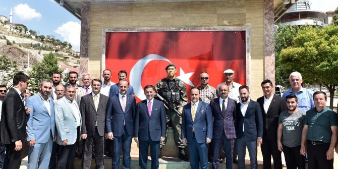 Vali Topaca 15 Temmuz Şehitleri Anıtı’nı Gezdi