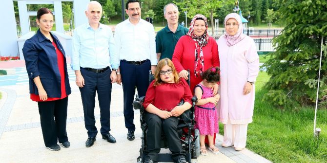 Başkan Ak’tan Akülü Araç Hediyesi