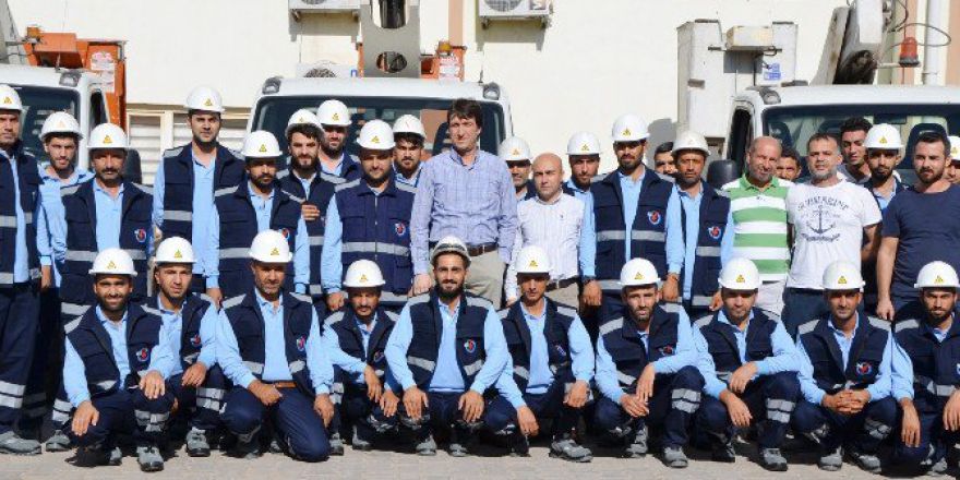 Elektrikler Kesilmesin Diye 52 Derece Sıcakta Çalışıyorlar