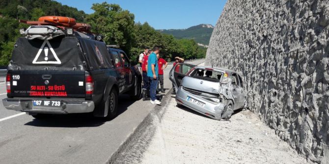 Araç İçerisinde Sıkıştılar: 4 Yaralı