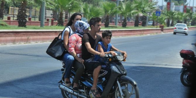 Motosiklette Aile Boyu Tehlikeli Yolculuk