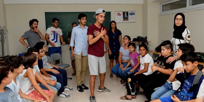 Yabancı Gençlerden Karşıyakalı Öğrencilere Dil Kursu