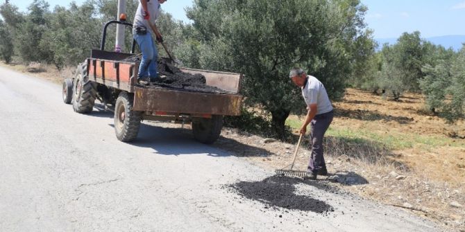 Burhaniye’de Yağmurun Bozduğu Yollar Tamir Ediliyor